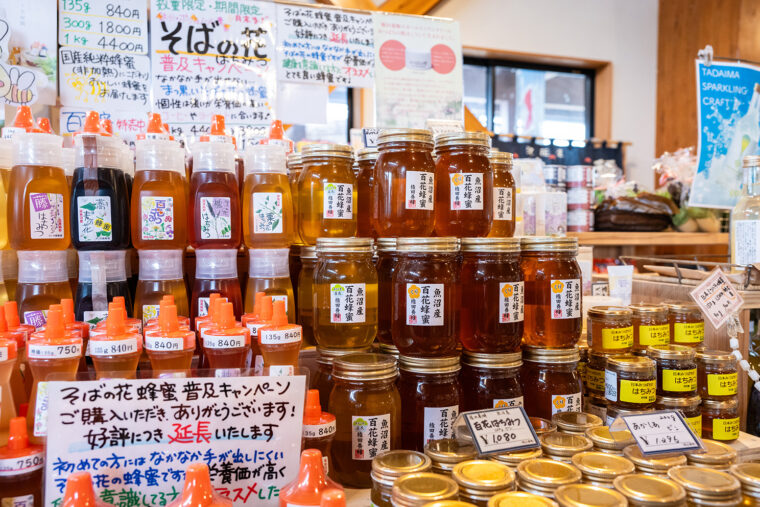 魚沼エリア産のハチミツがズラリ。なかには蕎麦の花から作られたハチミツも