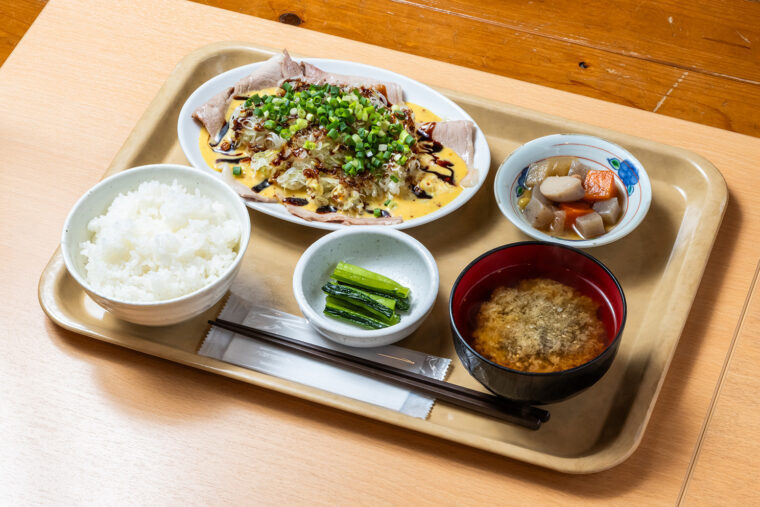 『妻有ポーク塩糀ロースト定食』（1,350円）