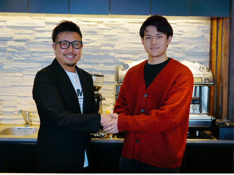 鈴木コーヒーの佐藤俊輔社長（左）と上野さん