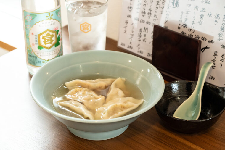 つるっとした食感と発酵白菜の甘みがヤミツキになる『水餃子』（560 円）