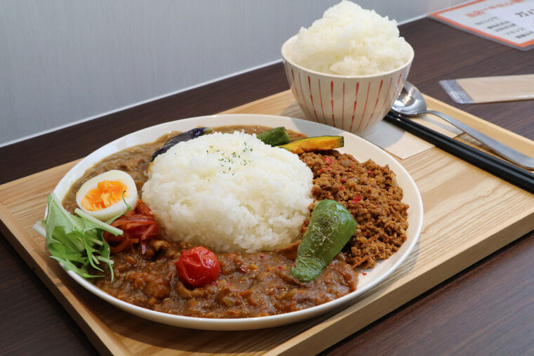 農カフェ・リリー で提供する新米キャンペーンメニュー『まんぷく3種盛り合わせカレー』（1,320円）