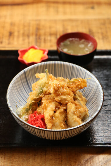 『鶏天丼』（850円）