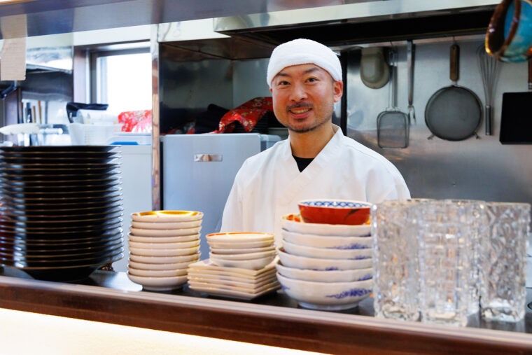 「ごちそうのくくりではなく、ふらっと気軽に食べに来てもらえるような店を目指しています」と店主の廣岡信太郎さん