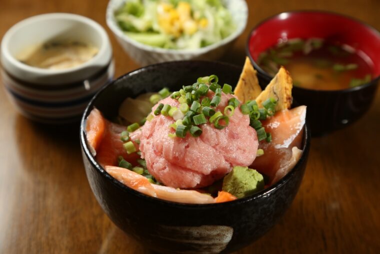 『サーモンネギトロ丼』（1,350円）