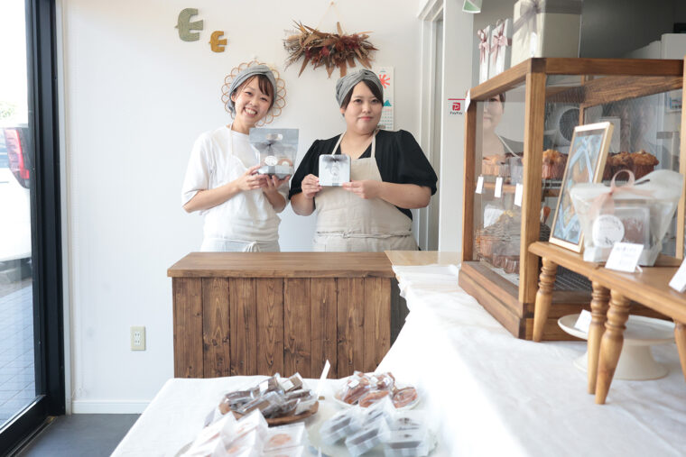 店主の橋本さん（左）と専門学校時代の同級生でスタッフの増田さん