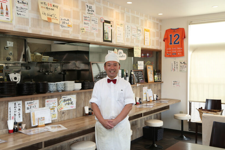 「気軽に入りやすく、お値段以上に満足いただける店を目指 しています」と、蝶ネクタイがチャームポイントの店主・中山さん 