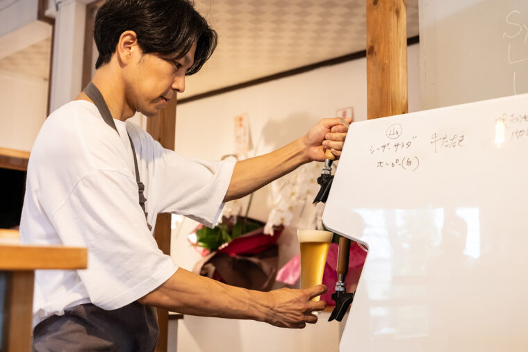 「ひとりでもグループでもゆっくりくつろげるお店です」と店主の門口さん