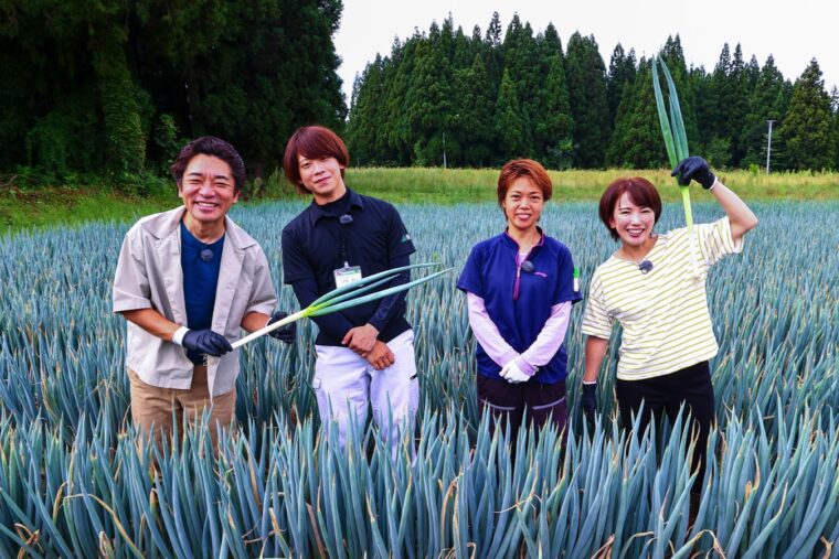 生産者の髙橋真紀子さん（右から2番目）とJA魚沼の髙橋憲祐さん