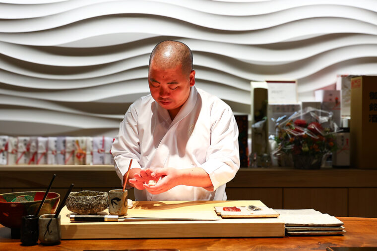 店主・小林宏輔さん。うつわや道具もすべて思い入れの強いものばかり