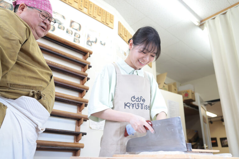 切る工程はドキドキ！　手打ちそばは不揃いだからおいしいんです」と板垣さん