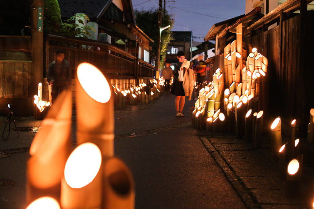 むらかみ宵の竹灯籠まつり】幻想的な空間で和楽器がやさしい音色を