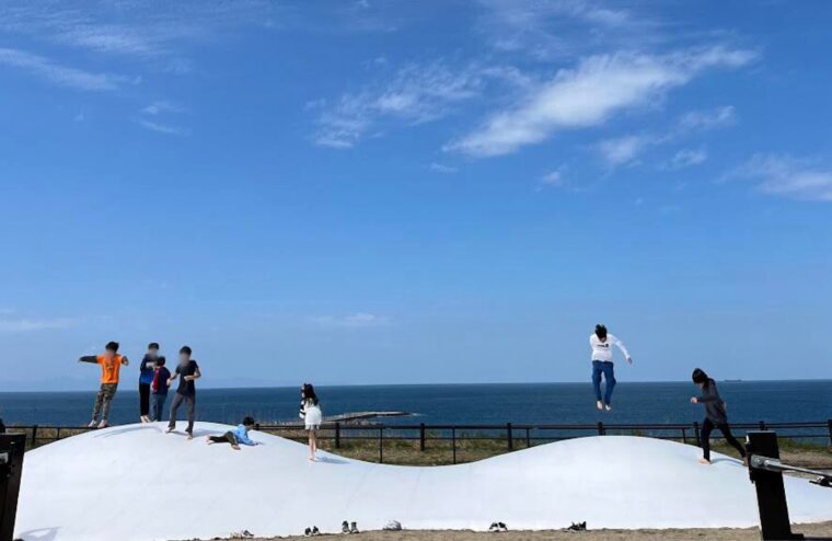 青空と海の見える絶好のロケーション！ 6〜12歳の子が遊べる