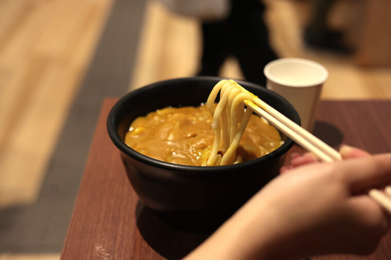 『カレーうどん』（530円）