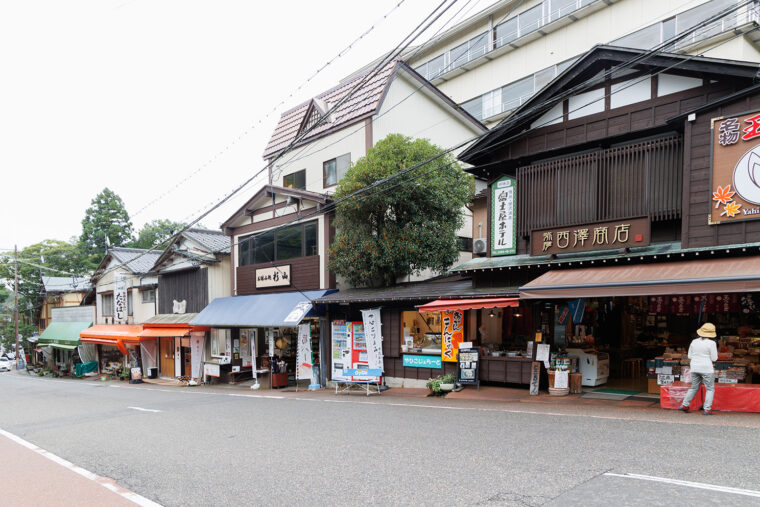 弥彦山登山口そばの土産物屋街。トコロテンは複数のお店で食べられる