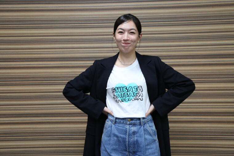 親友に作ってもらったという新発田Tシャツを着て登場した木竜麻生さん