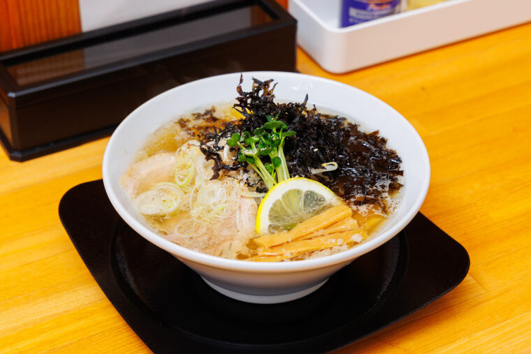 『塩ラーメン』（870円）。ユズの香りがたまらない！