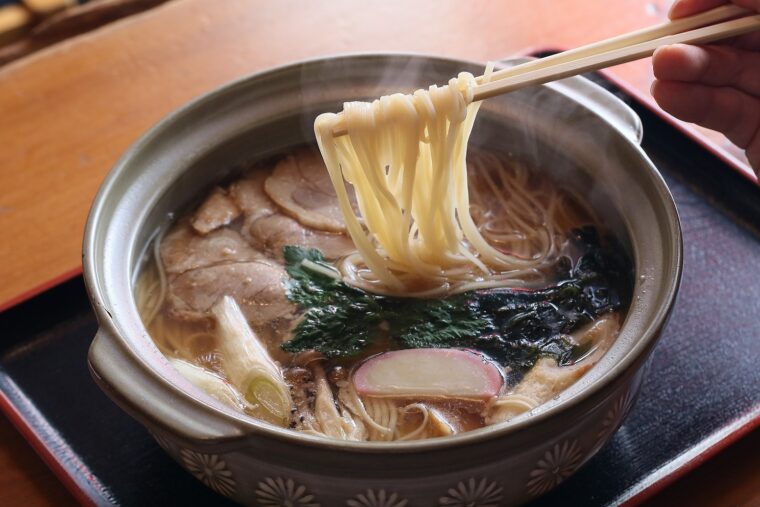 土鍋に盛られた『鍋焼らうめん』