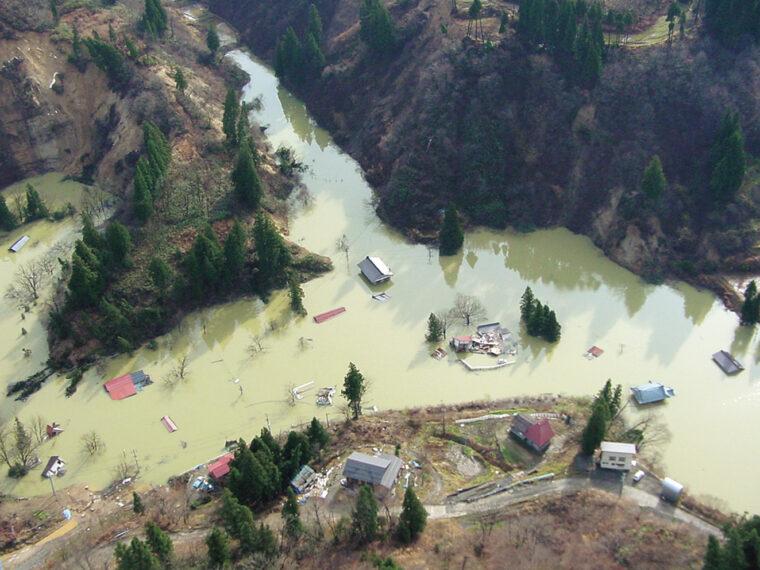 東竹沢地区（現長岡市）　河道閉塞による集落水没