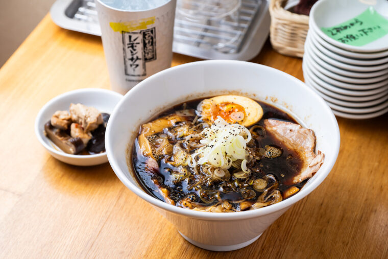 『ブラックラーメン』（880円）。22時まではお酒と小鉢が付く『晩酌セット』（1,300円）の注文が可能