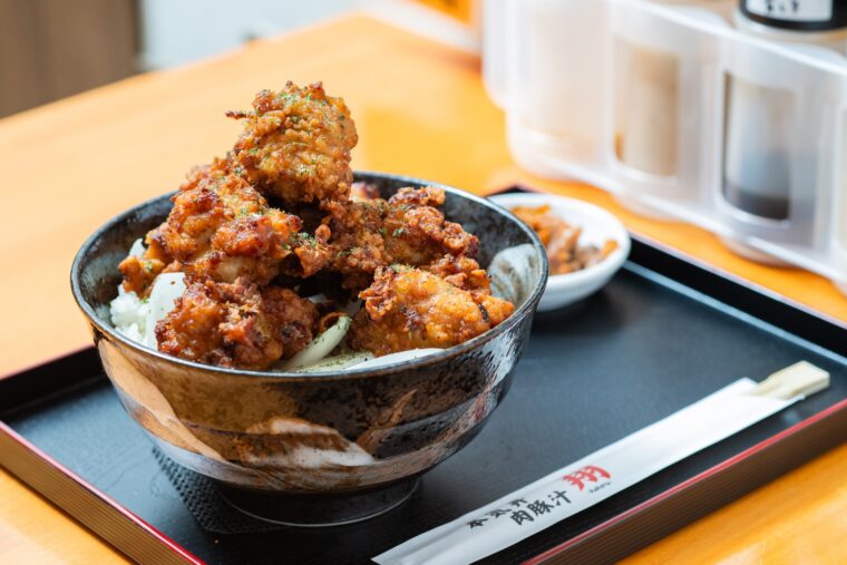 『越後味噌漬け鶏唐揚げ丼 本気盛』（1,080円）