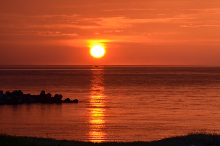 横澤さんのなかで糸魚川といえばヒスイ探しと美しい夕日！（写真は糸魚川市観光協会提供）