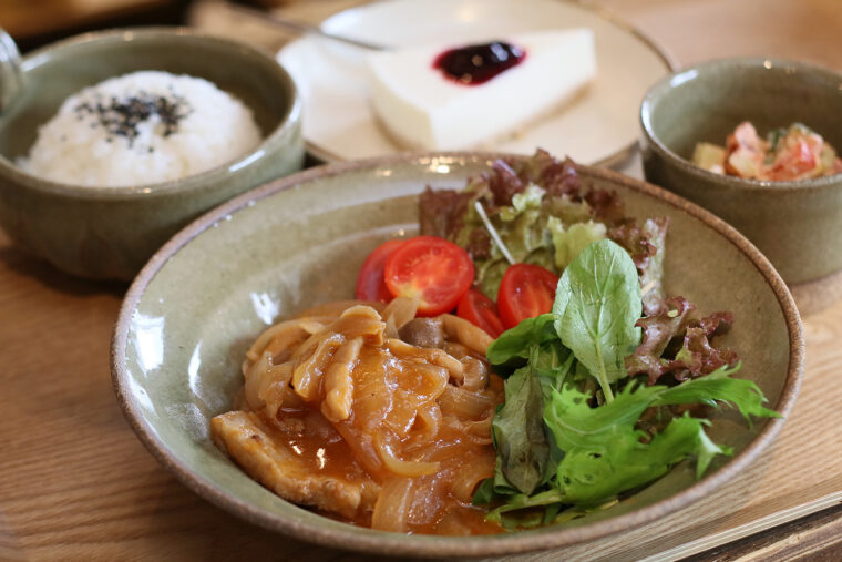 人用のランチ（1,200円。変動あり）。この日のメインはポークチャップ。サラダ、ご飯、ケーキが付きます