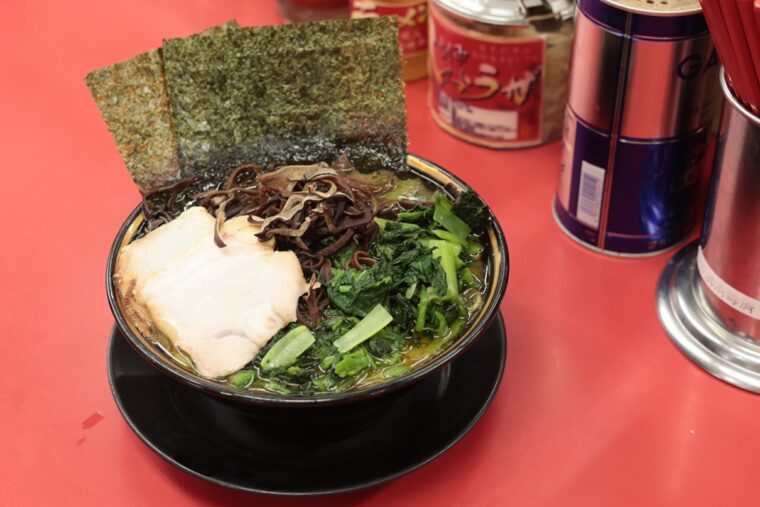 『並盛ラーメン』（900円）にホウレン草（200円）とキクラゲ（100円）のトッピング