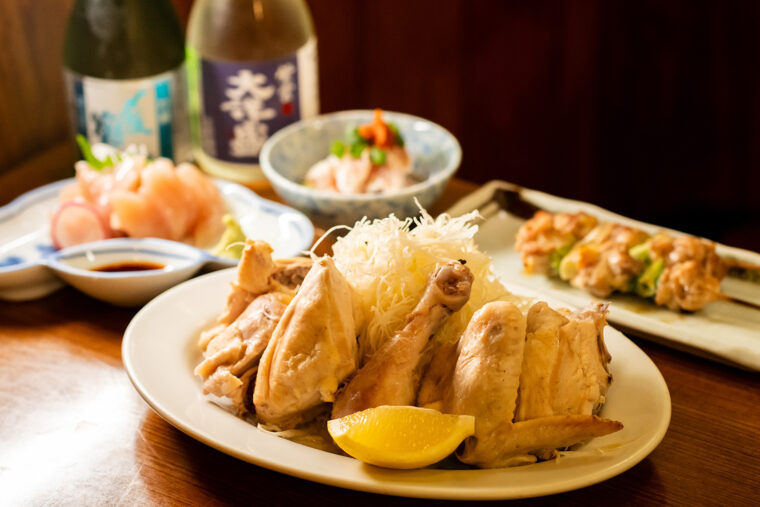 特におすすめというのが『鶏蒸し焼き』（写真手前・847円）