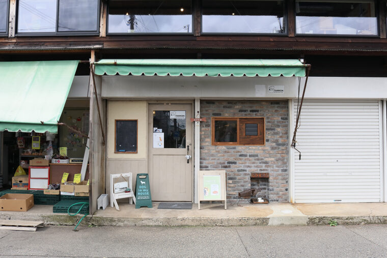 入口脇にはワンちゃん用の水飲み場が！ 店内ではドッグフードやグッズも販売