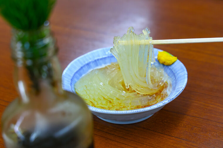 弥彦山の登山口で味わえるトコロテン。箸一本で食べるスタイル