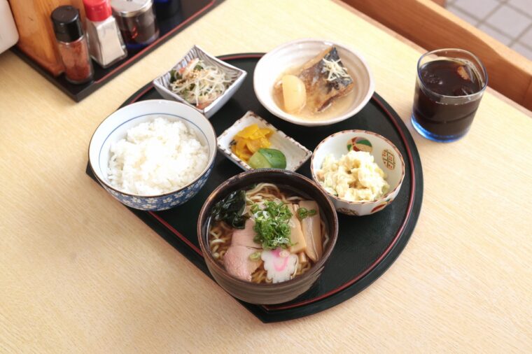 『日替わりランチ』（900円）。半ラーメンか半うどんをセレクト！