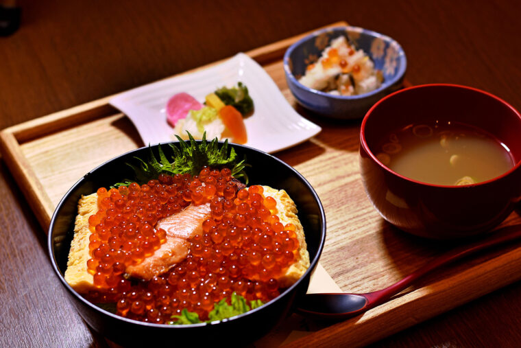 割烹 千渡里の『鮭はらこ丼』