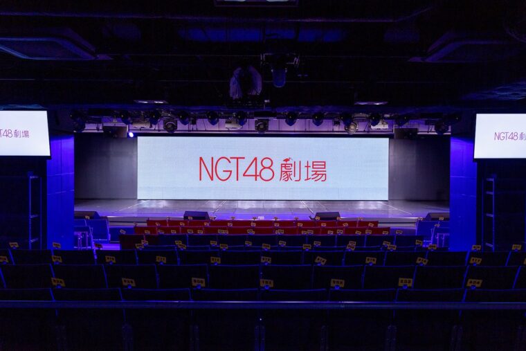 新潟市万代にあるラブラ2の4階にあるNGT48劇場。ここを拠点にライブ活動を行います