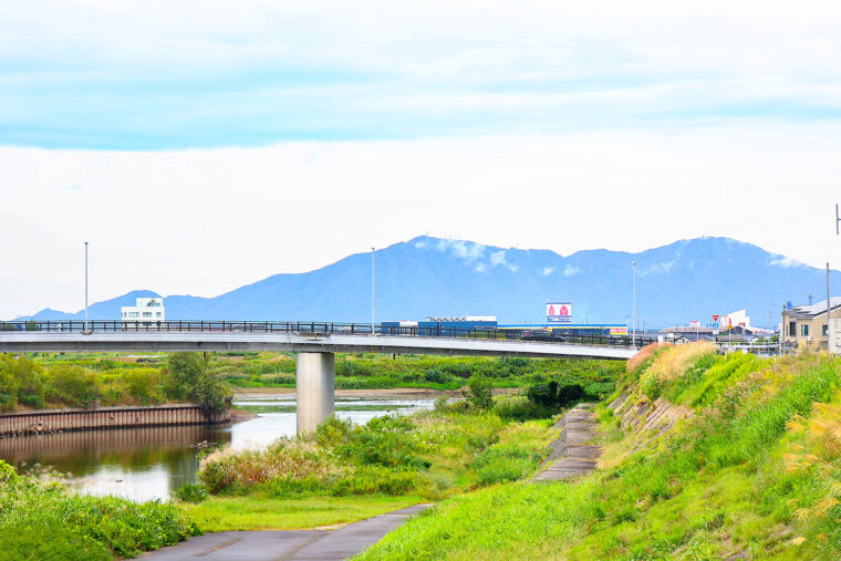 三条市の河川敷から見た弥彦山