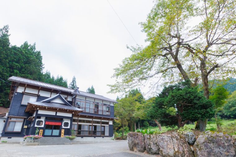 お店は魚沼基幹病院の近く。山々に囲まれた自然豊かな場所にある