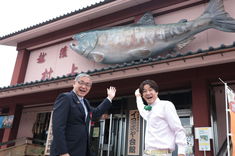 ドーンとでっかい鮭と、バーンとでっかいオーラを放つ高身長の高橋市長