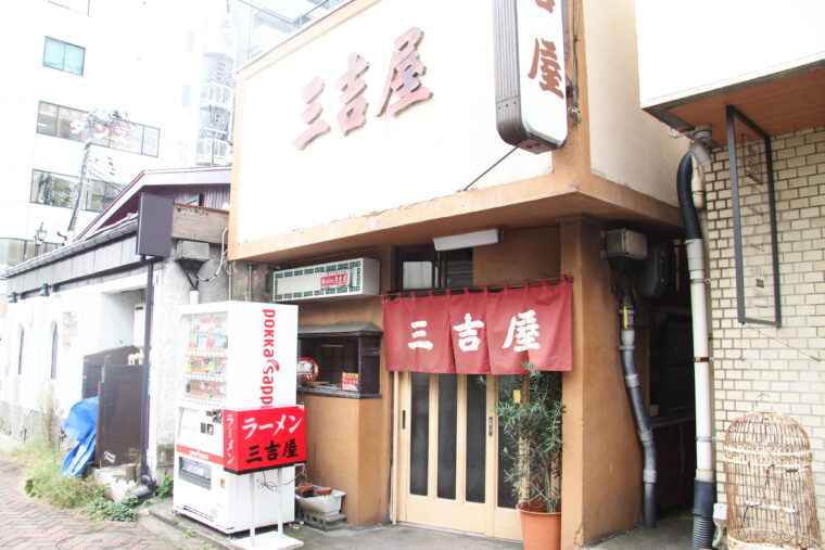 古町の西堀通り沿いにある本店