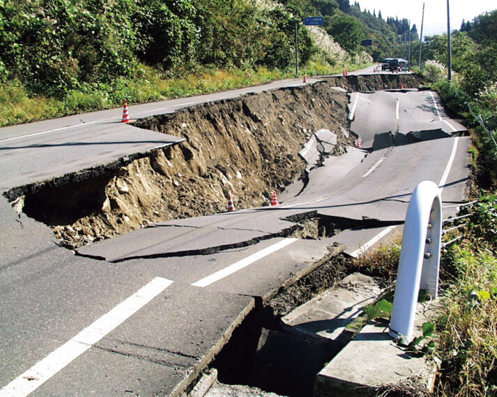 国道252号の崩落現場　※川西町（現十日町市）越ヶ沢地内