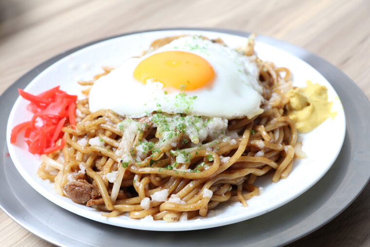 『辛口ドロ焼きそば』（1,080 円。目玉焼きトッピング +120 円）