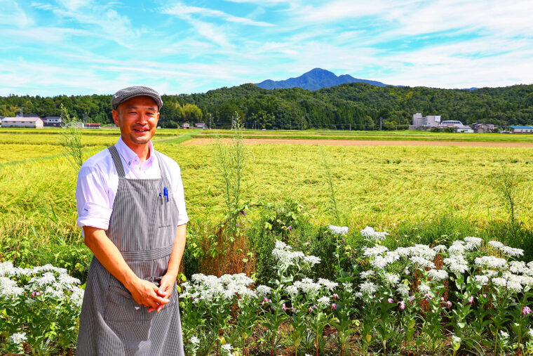 お店前の田んぼで米作りを行なう店主の原さん