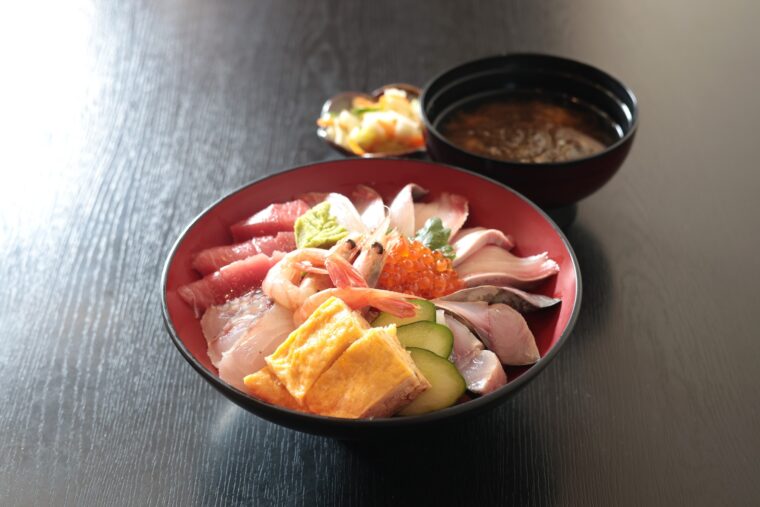 『海鮮丼』（並1,800円）。美しい……