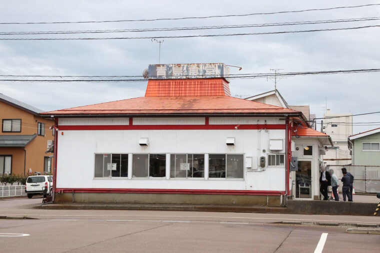 青島食堂 曲新町店。通し営業のため、ちょっと遅めの夕食にも寄れるのがうれしい