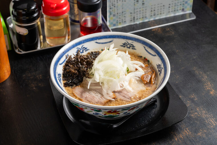 もうひとつの看板メニュー『背脂醤油ラーメン』（900円）。うどん粉を混ぜた熟成多加水麺はモチモチの太麺で、こってりスープと相性抜群！