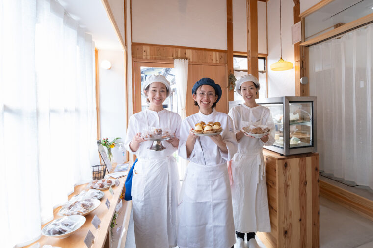 店主の水崎さん（写真中央）とスタッフのみなさん