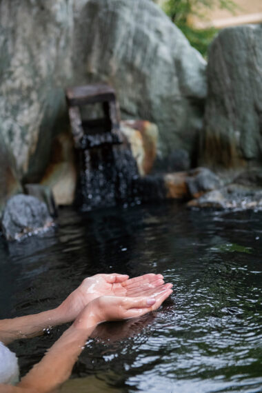 こちら岩室温泉のお湯は、多くの硫黄成分が炭素などと結びつき「黒湯」に。刺激が少なく長時間でも入りやすいのが特徴で冷え性にも効能があるそう