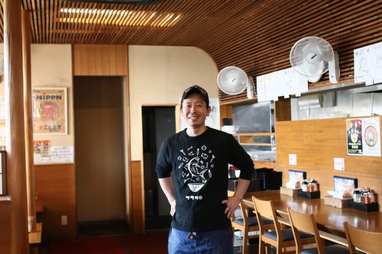 燕市生まれの店主、森山史朗さん。「食器や厨房機器は9割が燕製。野菜は燕産のものを使用しています」