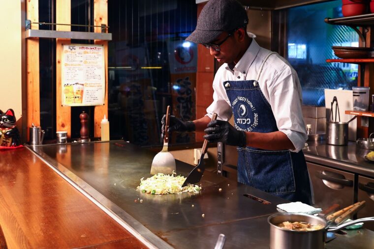 大きな鉄板を舞台にダイナミックに焼き上げる風景もかおるやの名物