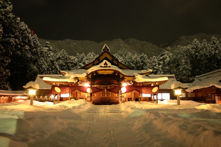 越後一宮として古くから信仰を集めてきた彌彦神社。地元では「おやひこさま」と親しまれ、新潟県随一のパワースポットとしても有名。雪化粧する冬の荘厳な雰囲気も魅力だ。新潟県内でも特に人気のスポットなので、厳かな雰囲気を堪能したい方は人の少ない早朝の参拝がおすすめ