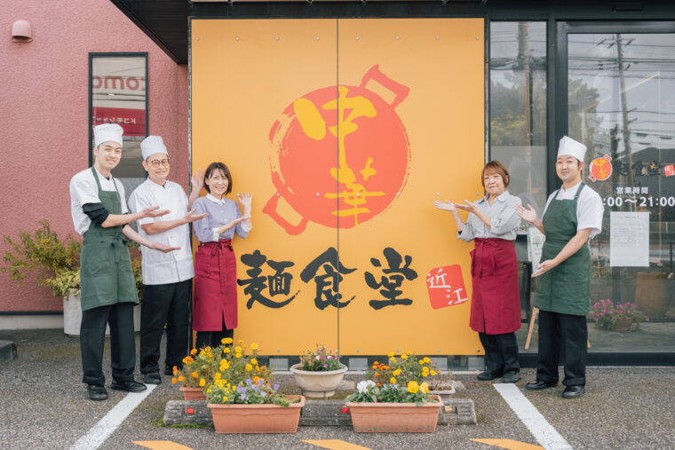 抜群のチームワークで店を切り盛りするスタッフの皆さん