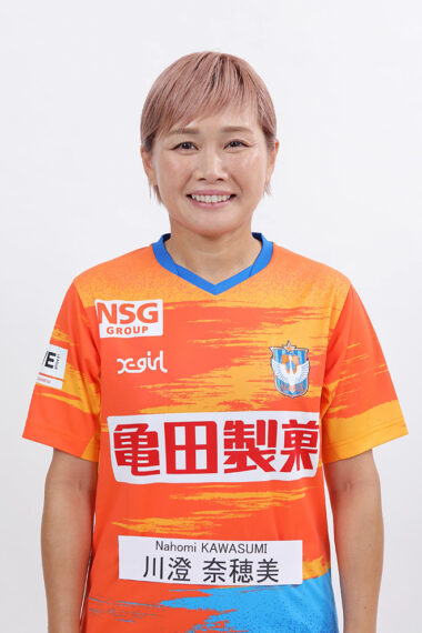 かわすみなほみ／神奈川県出身。元サッカー日本女子代表。2023年7月からアルビレックス新潟レ ディースに所属し、2季連続で主将としてチームを率いる。ポジションはミッドフィルダー。今年3月には、現役の女子サッカー選手として初の日本サッカー協会常任理事に就任した。趣味はお菓子作り